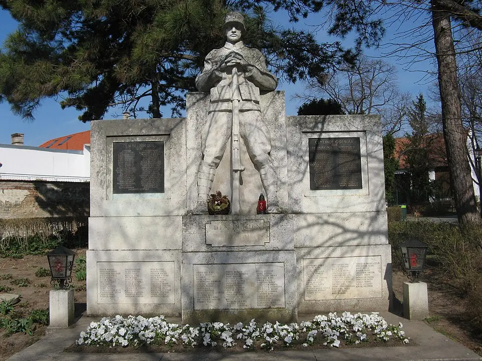 Bild: Buchhändler · CC BY-SA 3.0 Kriegerdenkmal