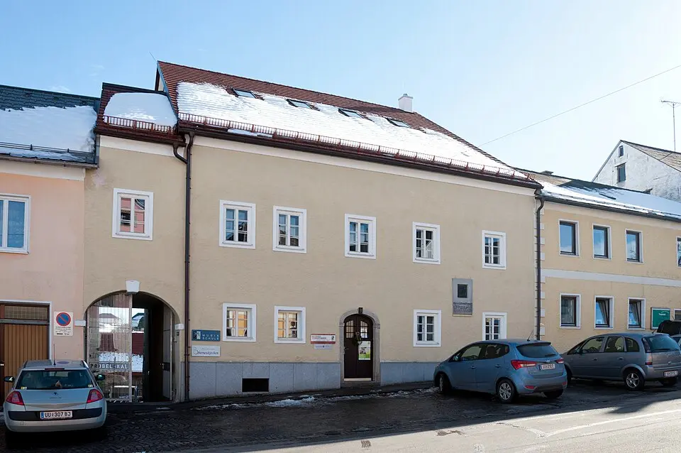 Wohn- und Geschäftshaus, Geburtshaus von Hans Schnopfhagen