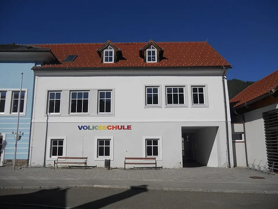 Kép: Maclemo · CC BY-SA 3.0 AT Volksschule