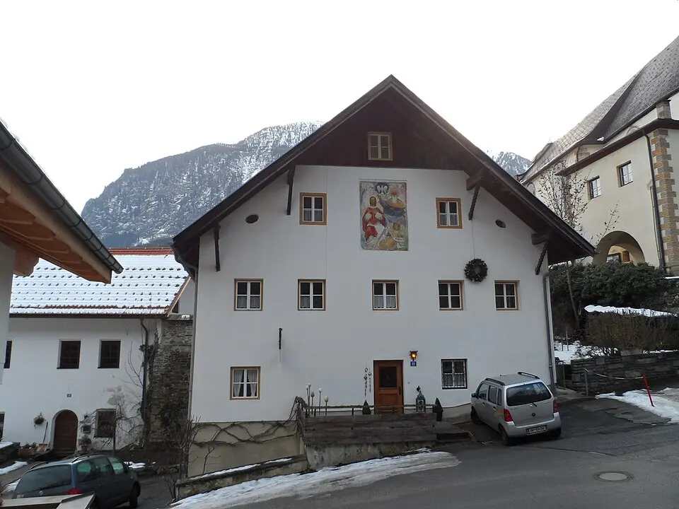 Wohnhaus, Schwesternhaus mit Fassadenmalereien/ehem. Widum