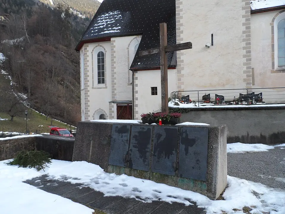 Friedhof mit Kriegerdenkmal und Totenkapelle
