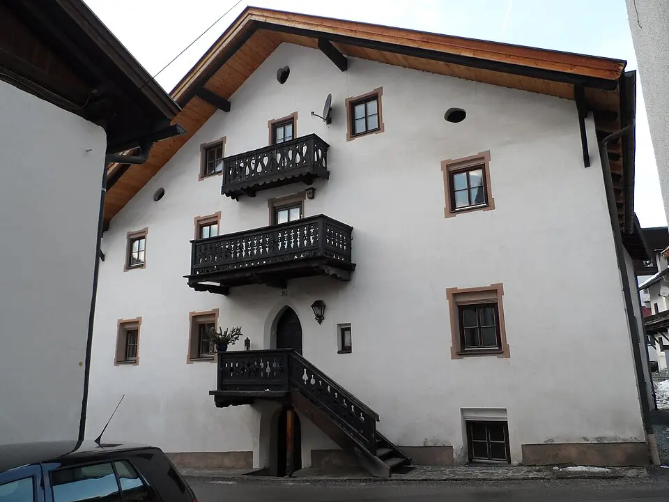 Wohngebäude eines ehem. Paarhofes mit Stube