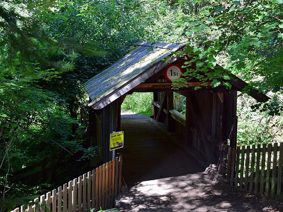 Bild: Haeferl · CC BY-SA 3.0 Holzbrücke über die Auerklamm