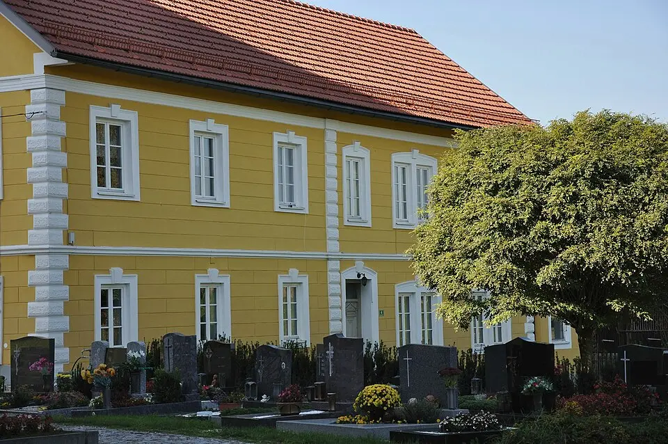 Pfarrheim und Mesnerhaus, ehem. Schule