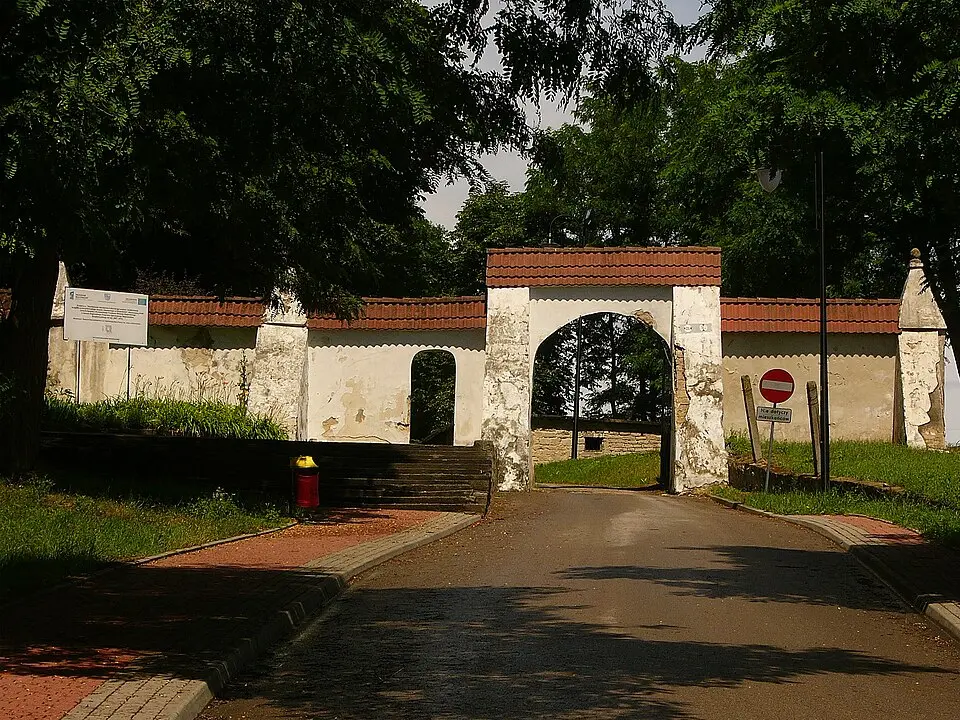 Ogrodzenie terenu klasztornego z bramą