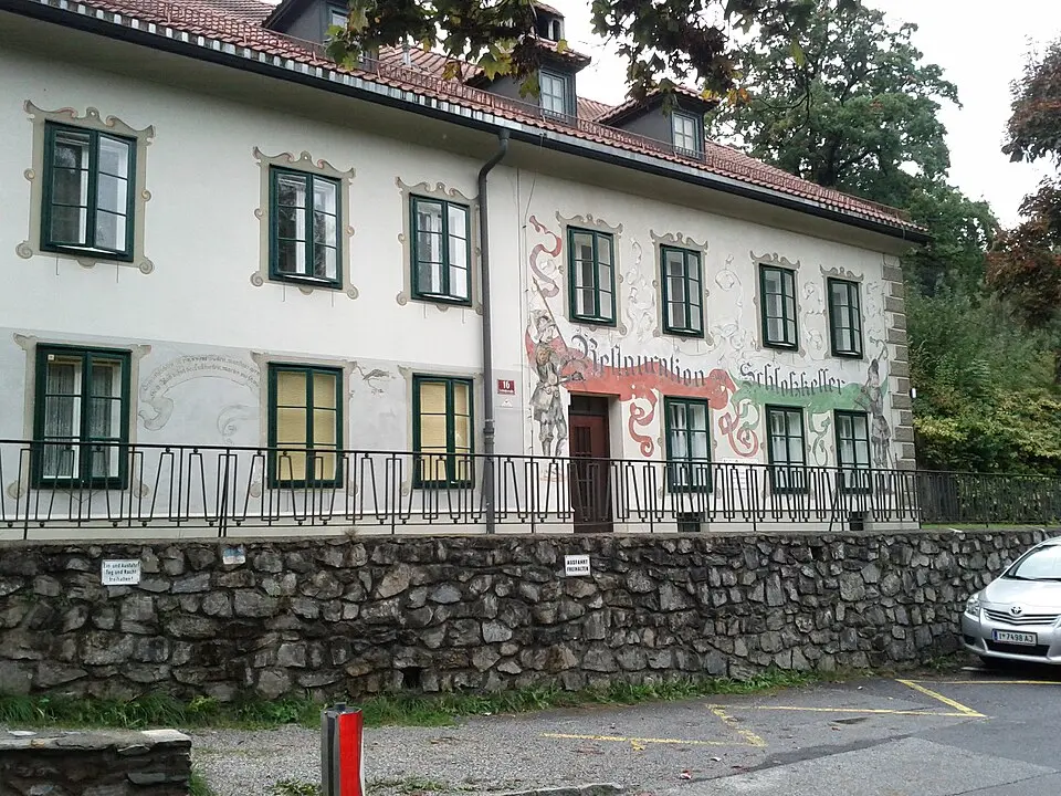 Slika: Leitzsche (talk) · CC BY-SA 3.0 AT Schlosskellergebäude Alter Schloßwirt