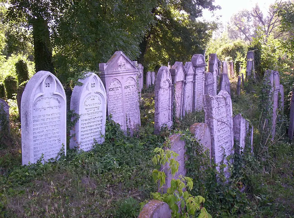 Pápai zsidó temetők