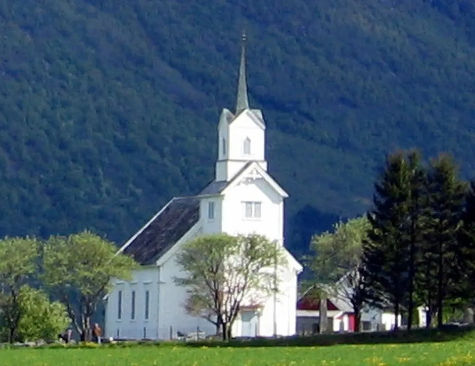 Oppstryn kirke