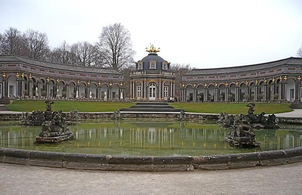 Bild: Roehrensee · Public domain Neues Schloss