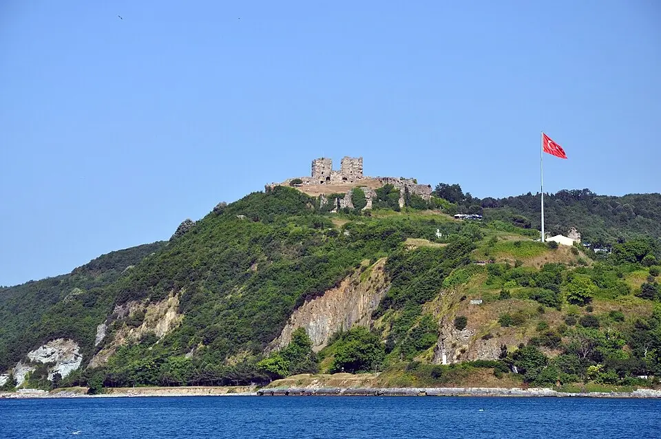 Immagine: Moonik · CC BY-SA 3.0 Castello di Yoros
