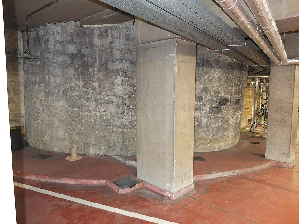 Overblijfselen eerste stadsomwalling van Brussel (muur + toren)