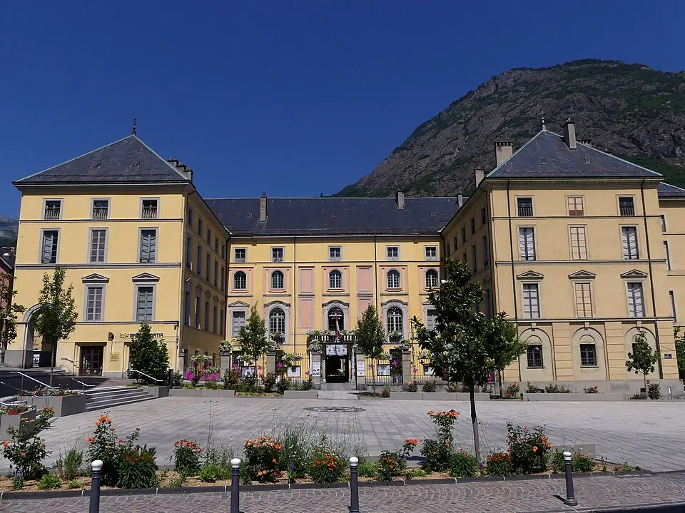 palais épiscopal de Saint-Jean-de-Maurienne