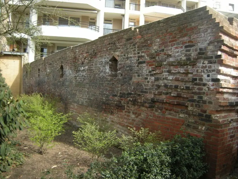 oude vestingmuur Venlo achter Dominicanenklooster