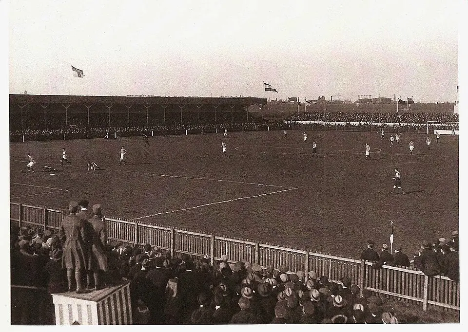 Image: Geheugen van Oost (Beeldbank Amsterdam) - https://geheugenvanoost.amsterdam/page/42959/ouwe-houten-ajax-stadion-in-1917-1918 · Public domain Het Houten Stadion