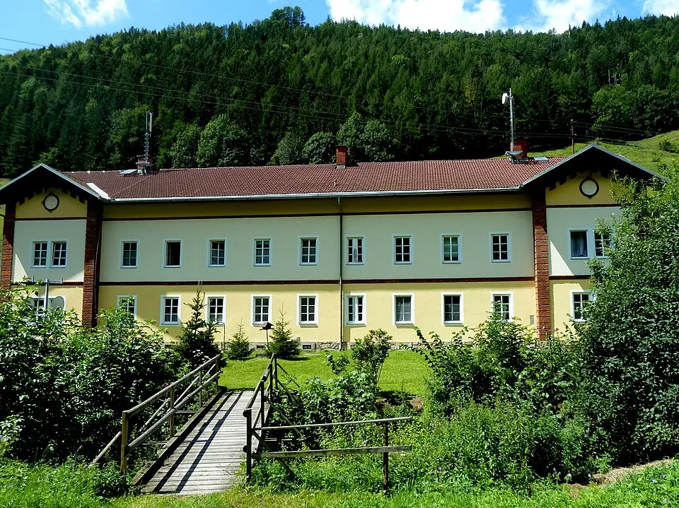 Obrázok: Obersteirer · CC BY-SA 3.0 Ehem. Personalhaus zu Radwerk XIV mit Nebengebäude