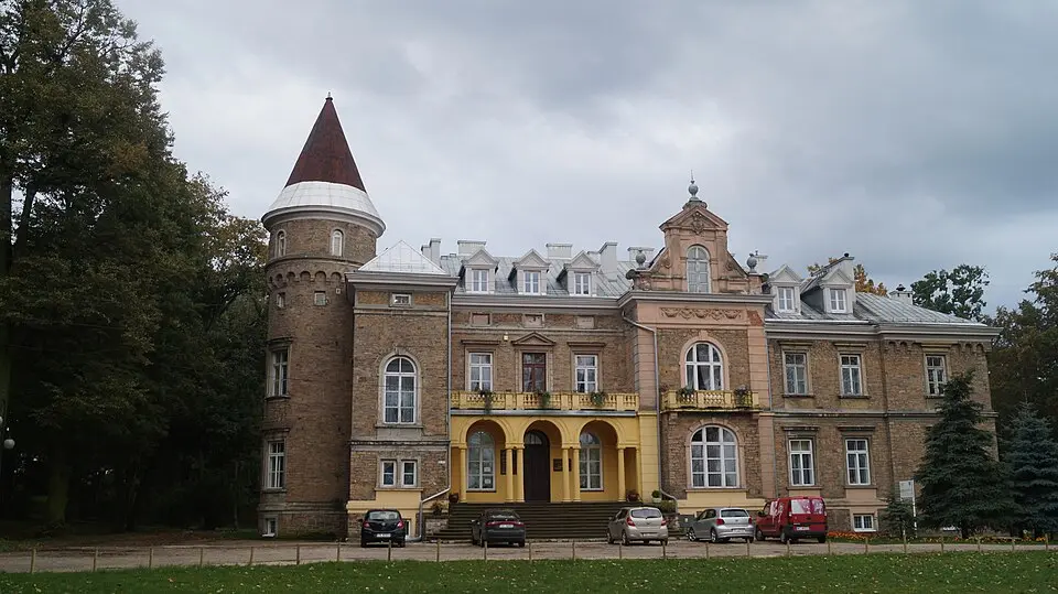 Zespół pałacowy w Łopusznie