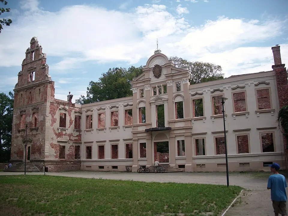 pałac, Parkowa 18 w Żmigrodzie