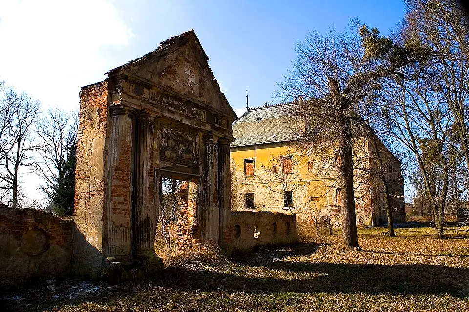 Image: Xxkazik · CC BY-SA 3.0 PL Zespół pałacowo-folwarczny w Osieku Grodkowskim