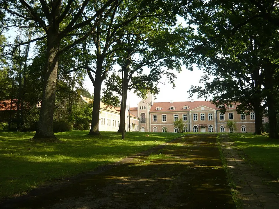 Pałac w Dobrocinie