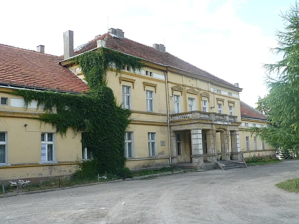 Dwór (dec. pałac) w Słupach