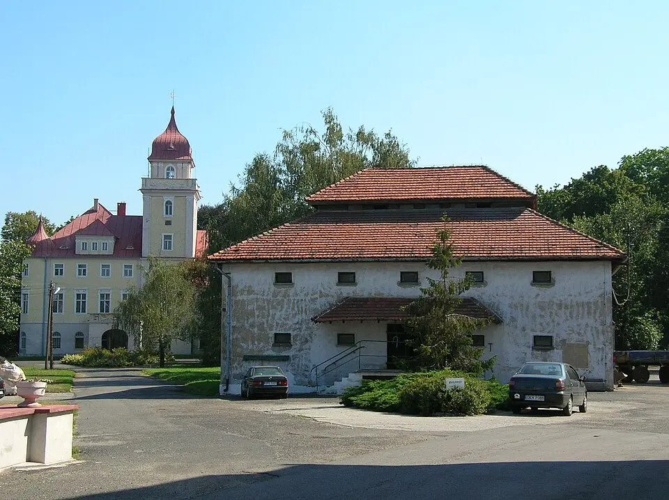 Dąbrówka Górna Palace