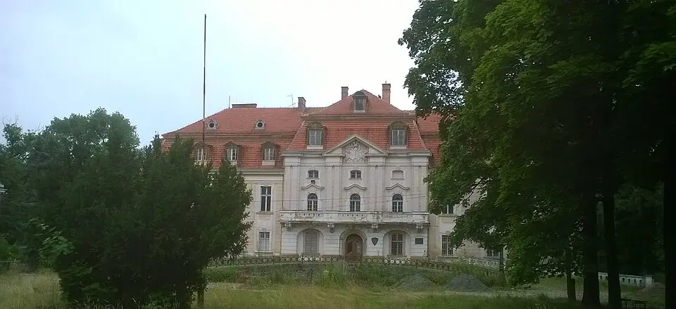 Pałac w Roztoczniku