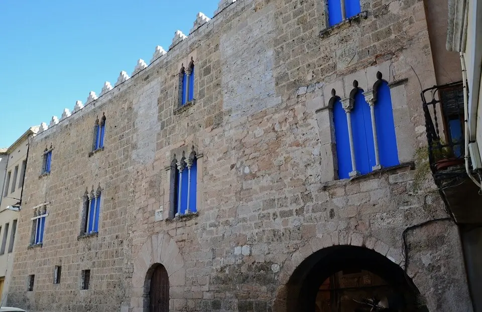 Obrázok: MARIA ROSA FERRE ✿ · CC BY-SA 2.0 Palacio del Marqués de Llió (Edificación fotificada