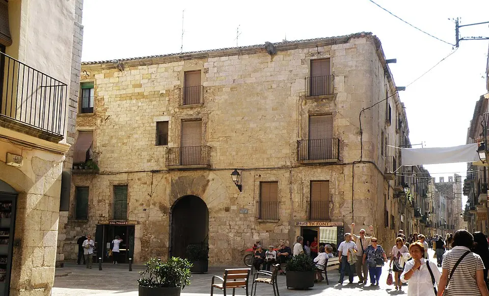 Palacio del Castlá Edificación fortificada)''