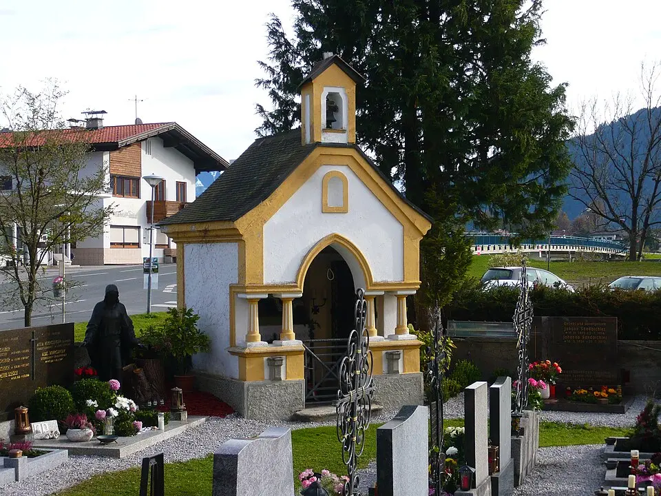 Friedhof und Kapelle/Kriegerdenkmal