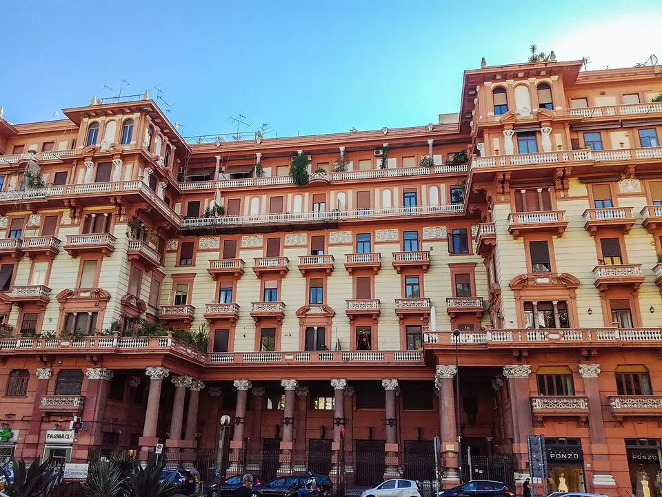 Palazzo in piazza Piedigrotta