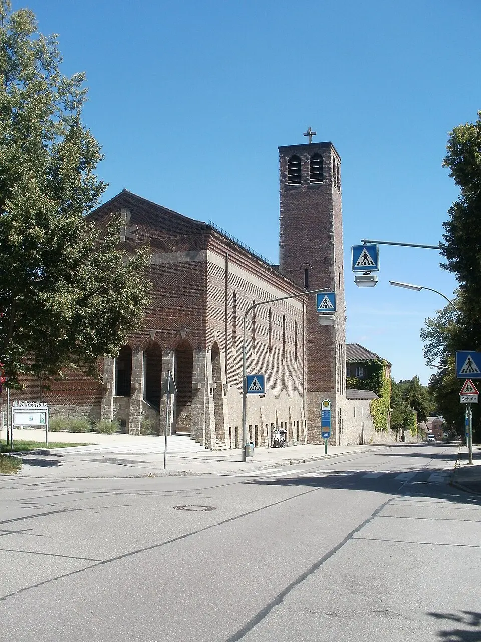 Pallottinerkloster mit Pallottinerkirche St. Johannes der Täufer (Freising)