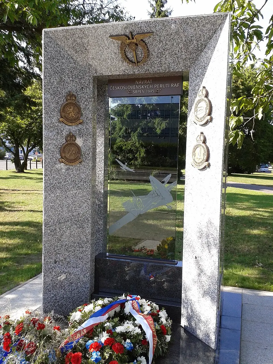 památník 70. výročí návratu československých perutí RAF
