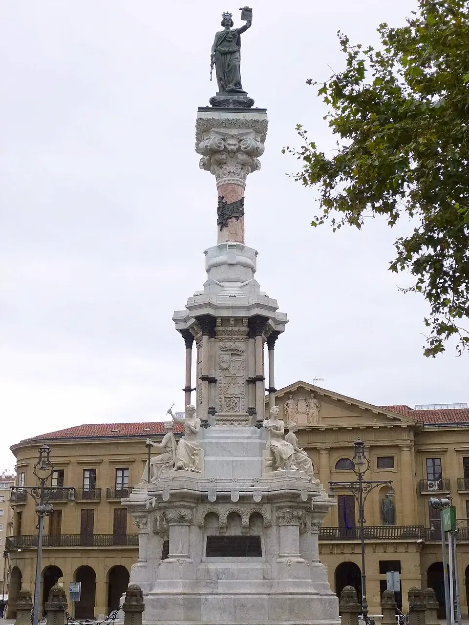 Monumento a los Fueros