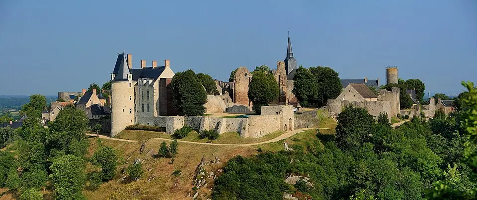 remparts de Sainte-Suzanne