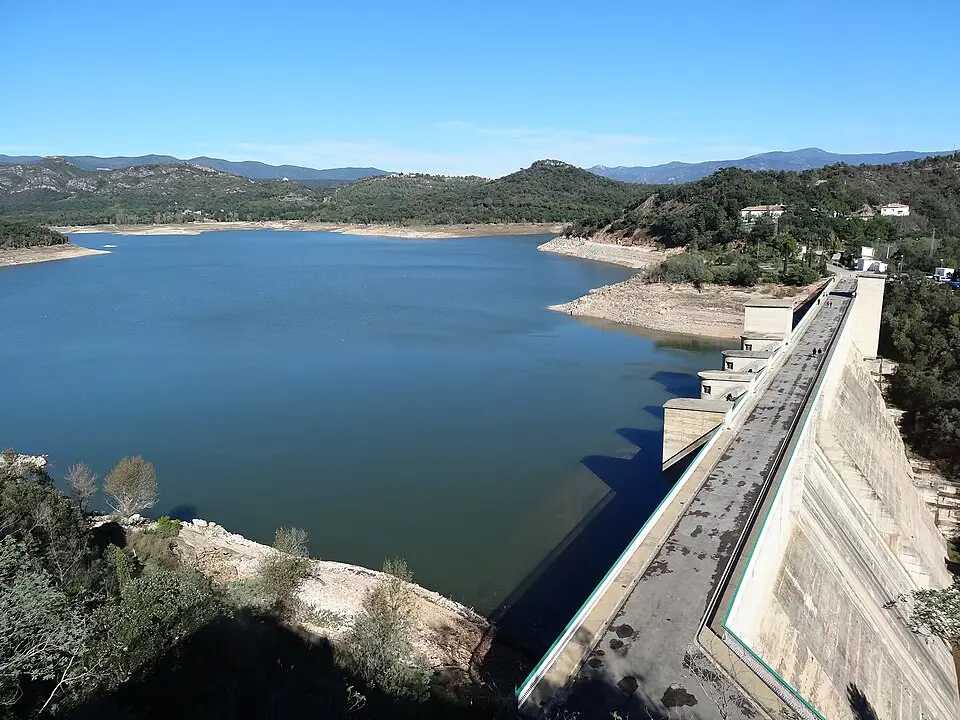 Obrázok: EliziR · CC BY-SA 3.0 embalse de Darnius Boadella