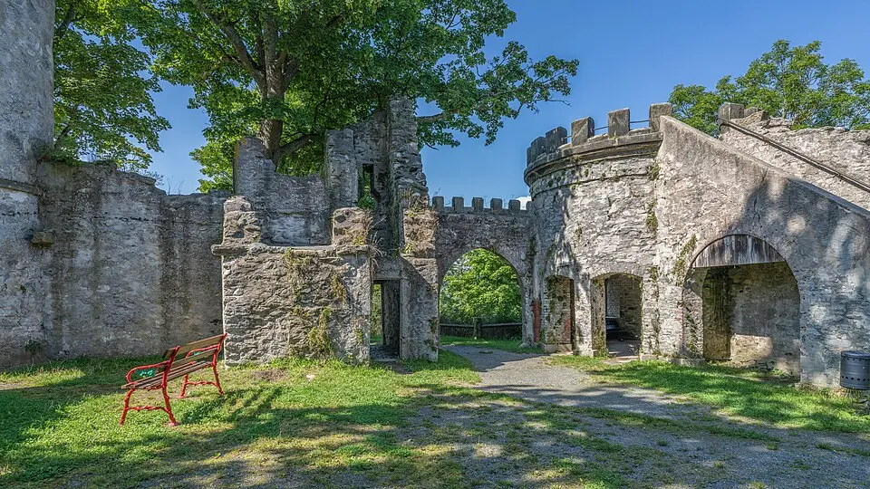 Obrázek: PantheraLeo1359531 · CC BY 4.0 Ruine Labyrinth in Hof (Saale) (D-4-64-000-88#1)