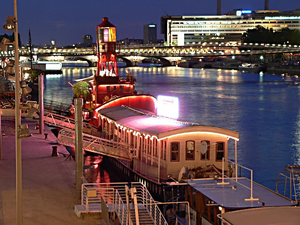 Image: David Monniaux · CC BY-SA 3.0 quai de la Gare