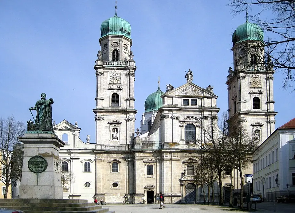 Image: Aconcagua · CC BY-SA 3.0 St. Stephan's Cathedral, Passau