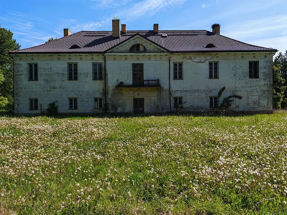 Pałac, ob. szkoła