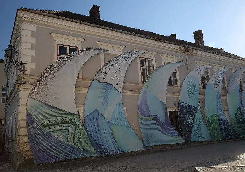 Segelhaus mit Stadtmauerabschnitt