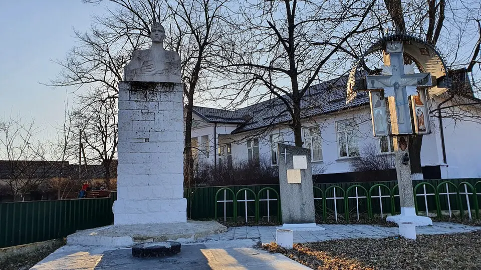 Monument în memoria consătenilor căzuți în 1941-1945
