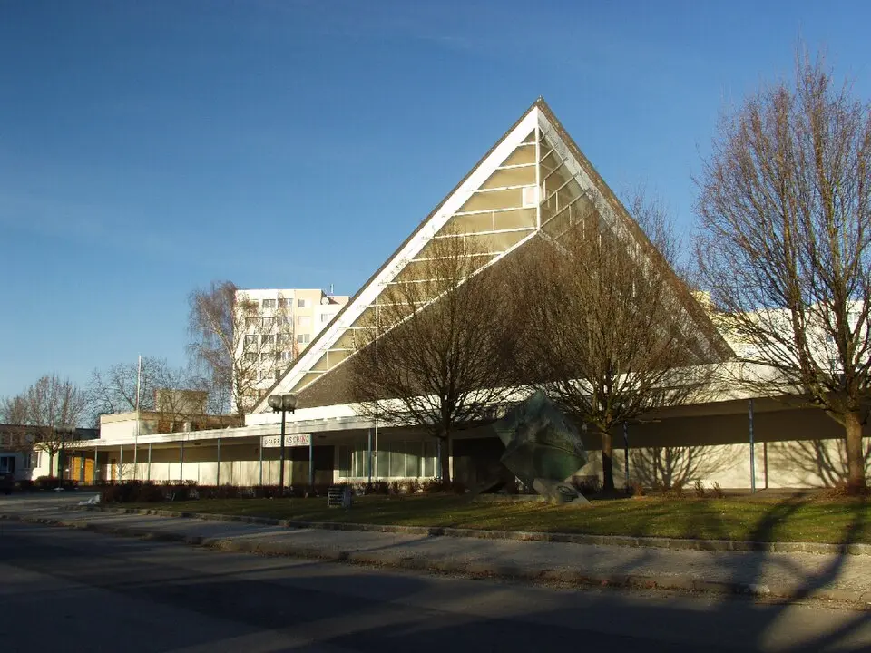 Obrázok: Dergreg: · CC BY-SA 3.0 Kath. Pfarrkirche Haid, ehem. Autobahnkirche (Teil in der KG Rapperswinkel)