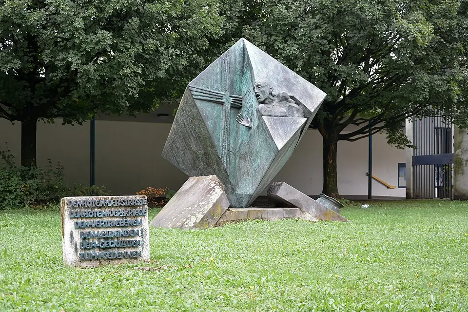 Obrázok: Isiwal · CC BY-SA 3.0 AT Denkmal vor Autobahnkirche Haid