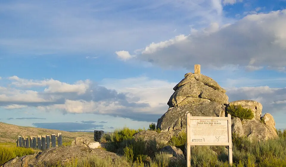 Kép: Señor Raposo · CC BY-SA 4.0 Penedo dos Tres Reinos