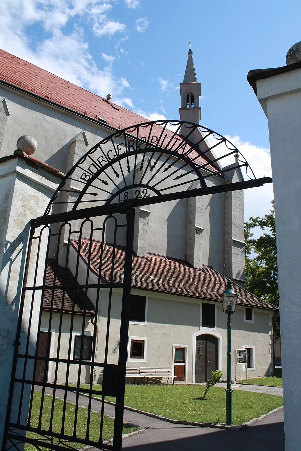 Spitalskirche Hl. Dreifaltigkeit, ehem. Bürgerspital und ehem. Kirchhoffläche