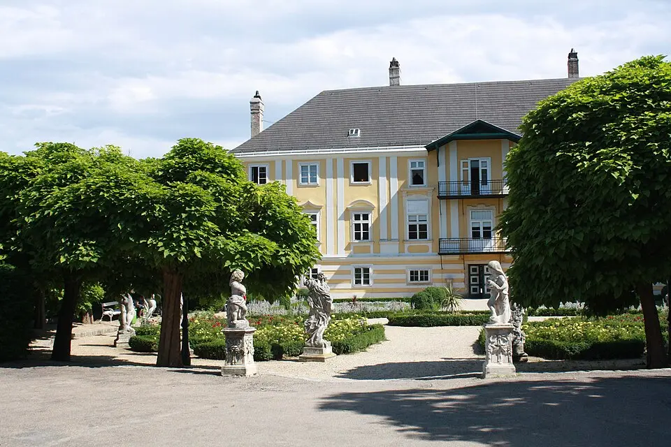 Obrázek: Karl Gruber · CC BY 3.0 Knappenhof mit zehn barocken Figuren