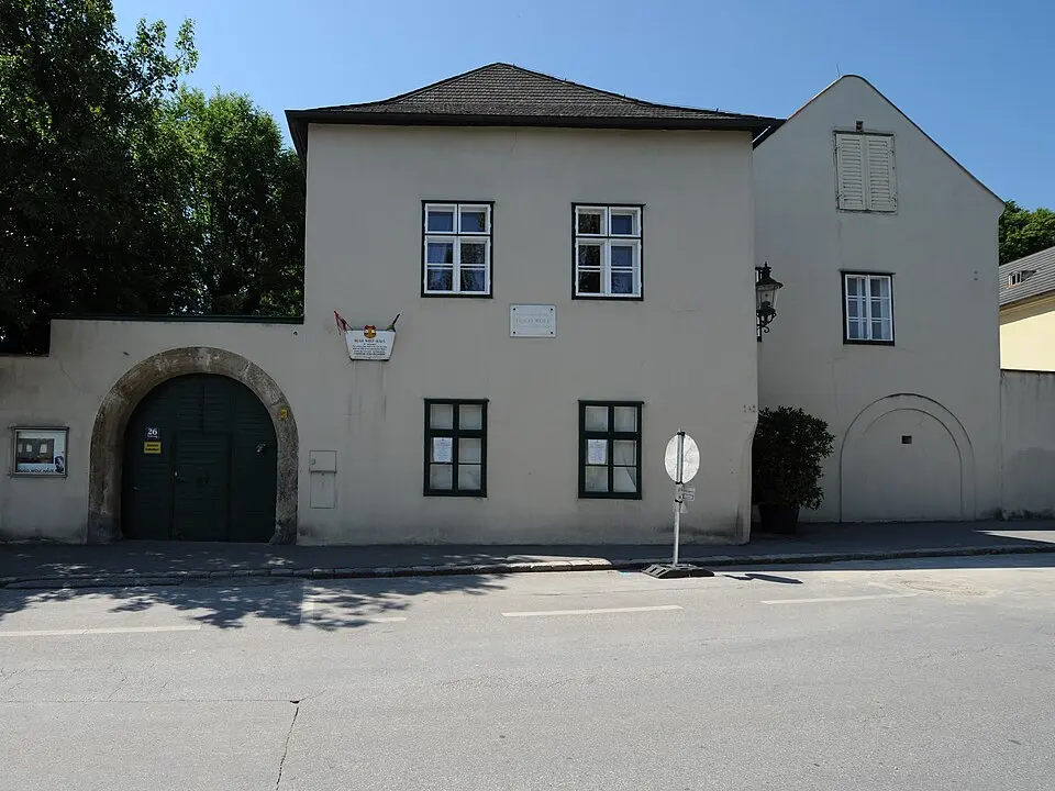 Bild: Ailura · CC BY-SA 3.0 Hugo-Wolf-Haus, Montserrater Hof