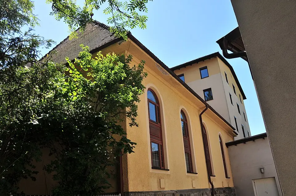Image: FranzOvilava (talk) · CC BY-SA 3.0 AT Spitals- /Anstaltskapelle des Gästehauses St. Raphael