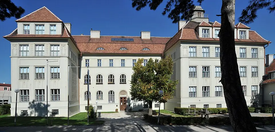 Image: Ailura (talk) · CC BY-SA 3.0 AT Mittel- und Volksschule