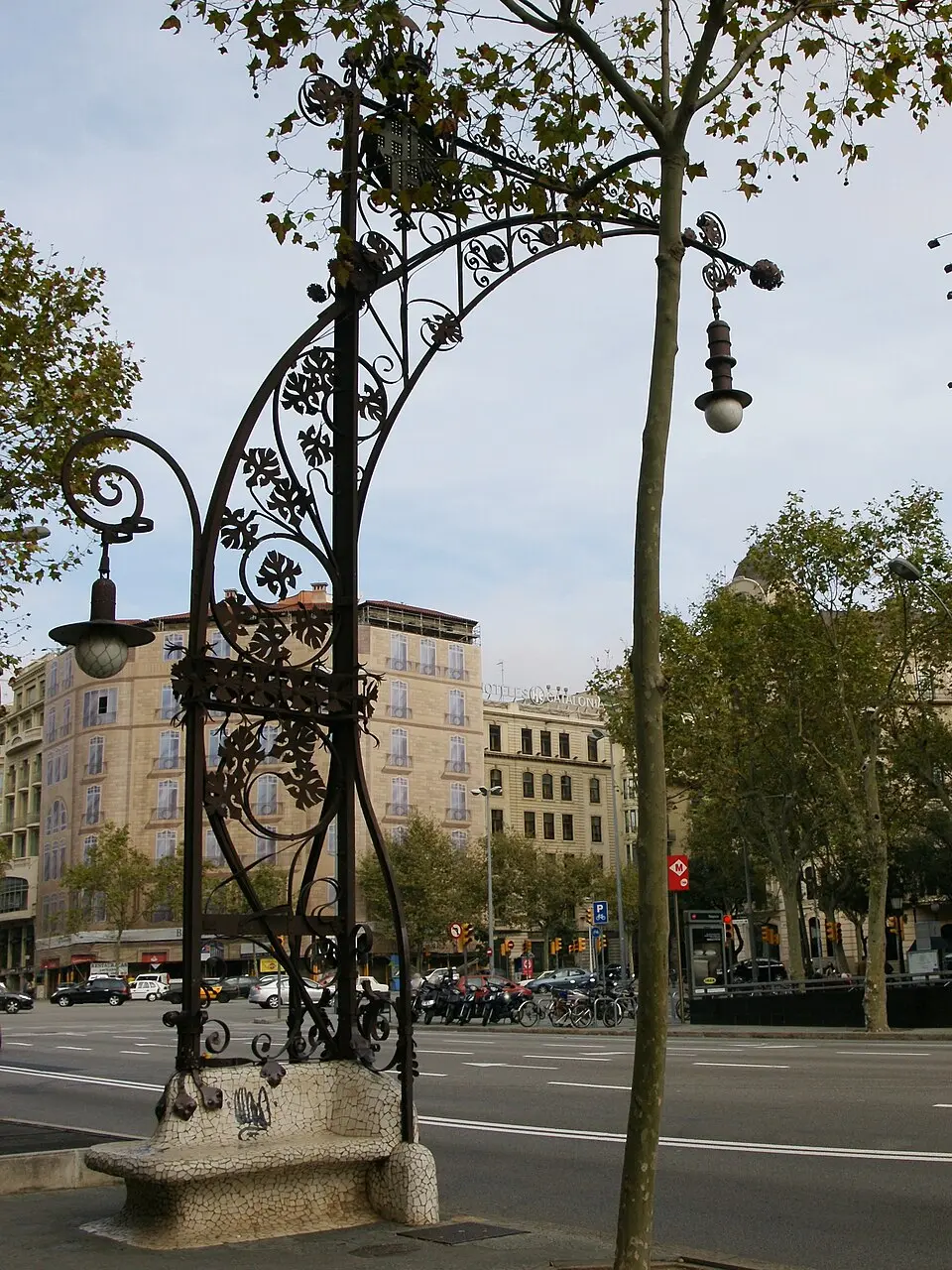 Bancos-farolas del paseo de Gracia